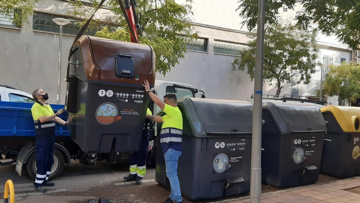 Operarios de Emaya colocan uno de los contenedores de orgánica en Santa Catalina.