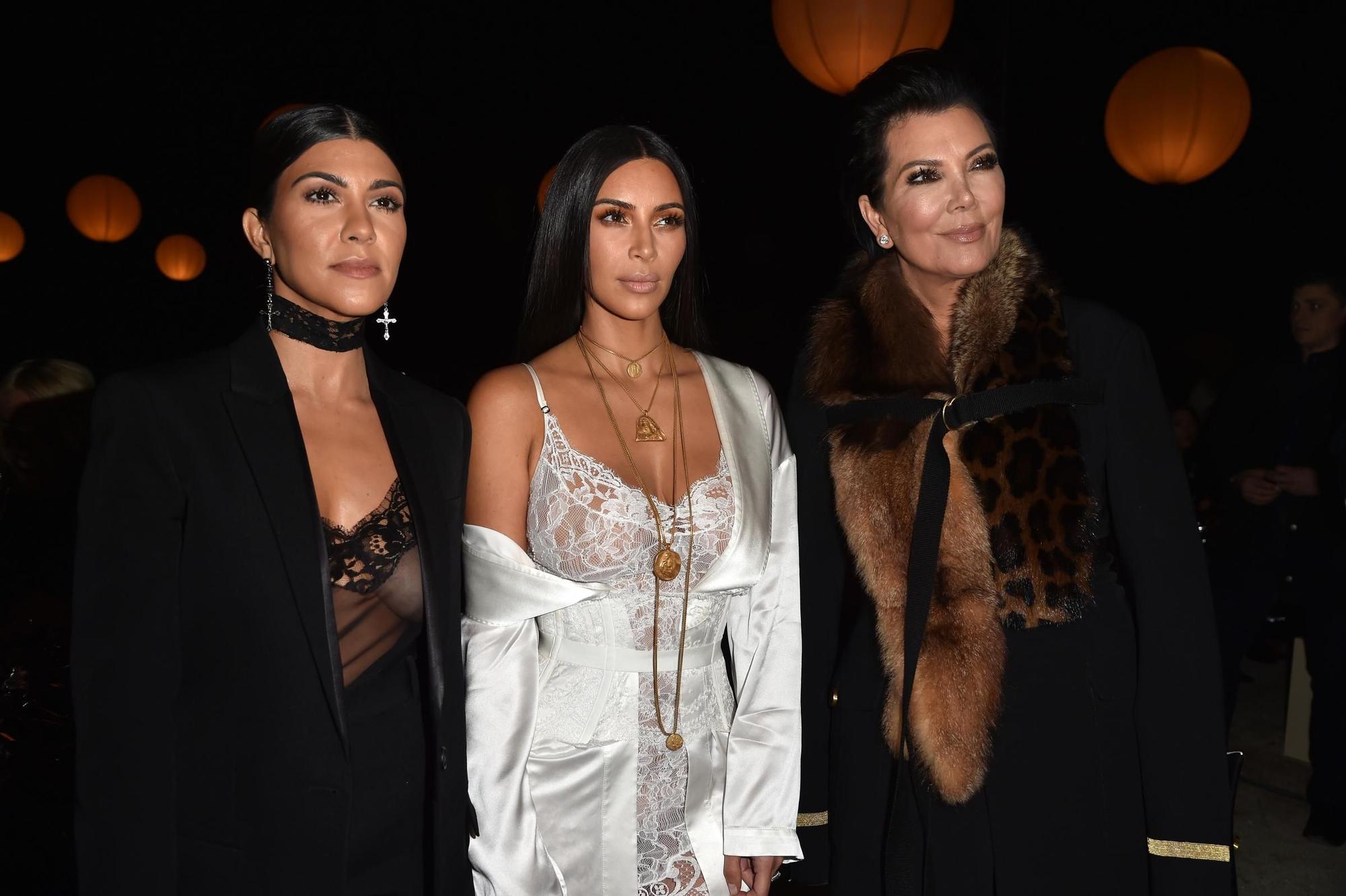 Kourtney Kardashian, Kim Kardashian y Kris Jenner en la Fashion Week de París 2017