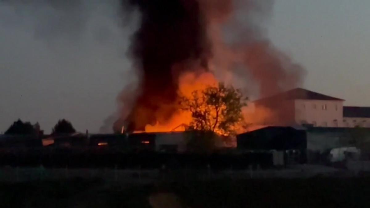 Aparatoso incendio en dos naves que almacenaban plástico y papel en Fuencarral