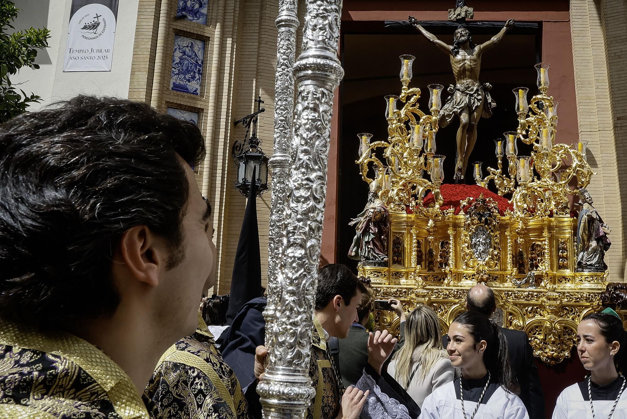 SEVILLA, 18/04/2025.- El Cachorro durante su estación de penitencia a la salida del templo este Viernes Santo, en Sevilla. La Hermandad del Santísimo Cristo de la Expiración, conocida popularmente como la Hermandad del Cachorro, realiza su estación de penitencia hoy Viernes Santo, 18 de abril de 2025. Desde su basílica en la calle Castilla, en el corazón de Triana, la cofradía recorrerá Sevilla con sus dos pasos: el del Santísimo Cristo de la Expiración, conocido como el Cachorro, y el de Nuestra Madre y Señora del Patrocinio.EFE /José Manuel Vidal