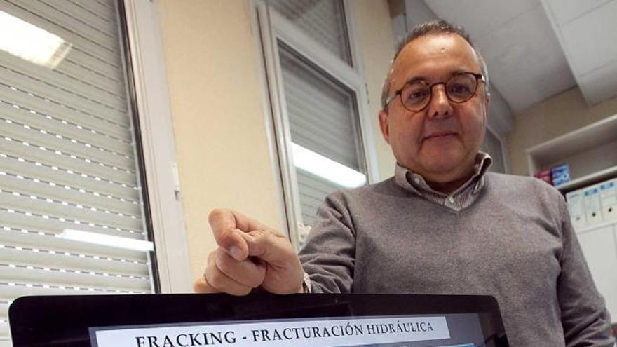 Francisco Javier Álvarez Pulgar, con el gráfico de una instalación de fracking.