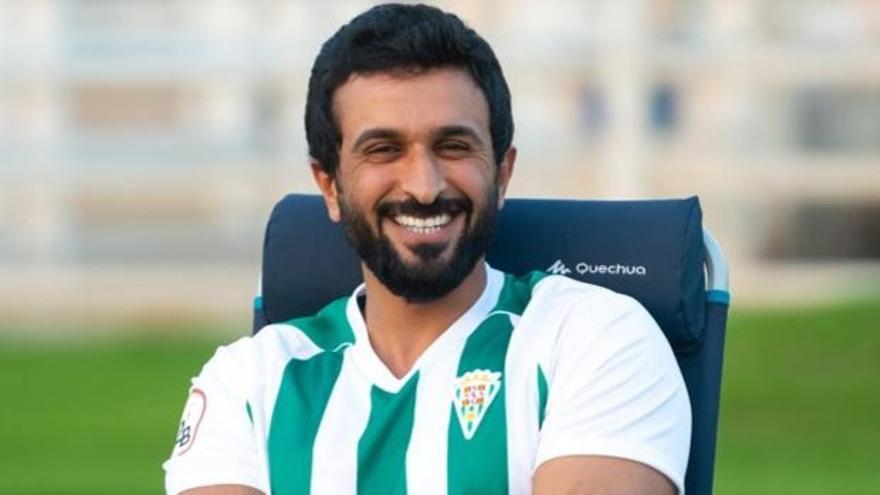 Shaikh Nasser bin Hamad Al Khalifa, príncipe de Baréin, con una camiseta del Córdoba CF.