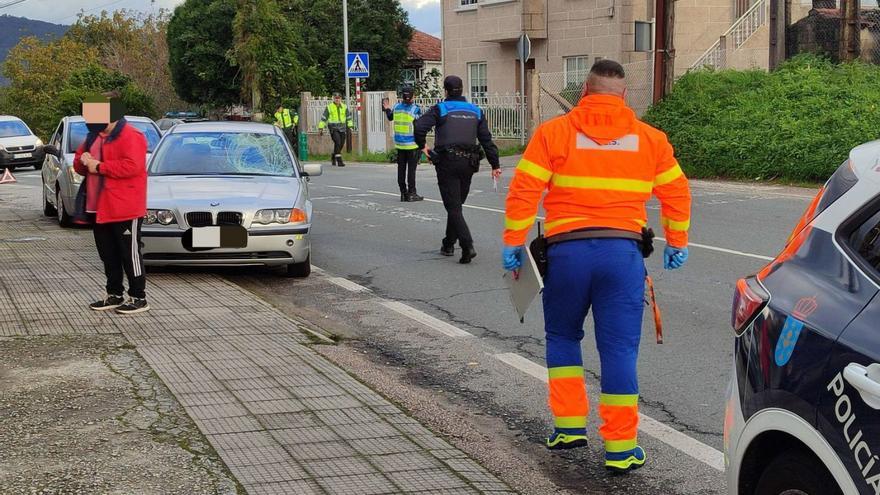 Personal de emergencias en el lugar del atropello ocurrido ayer en la PO-551 en Tirán. |  Santos Á.