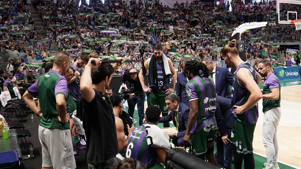 Ibon Navarro se dirige a sus jugadores en un tiempo muerto.