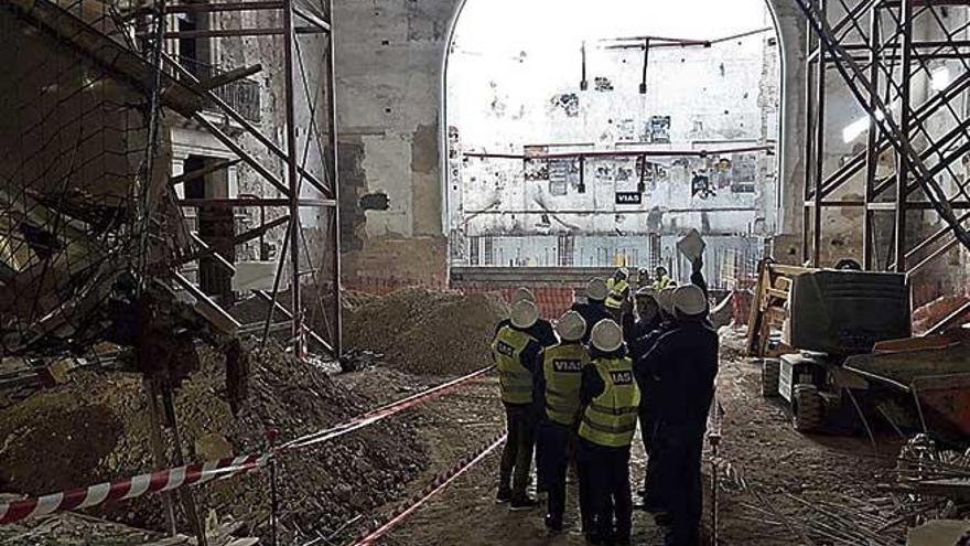 Una visita de autoridades a las obras del Teatre d&#039;Inca, realizada en 2018.