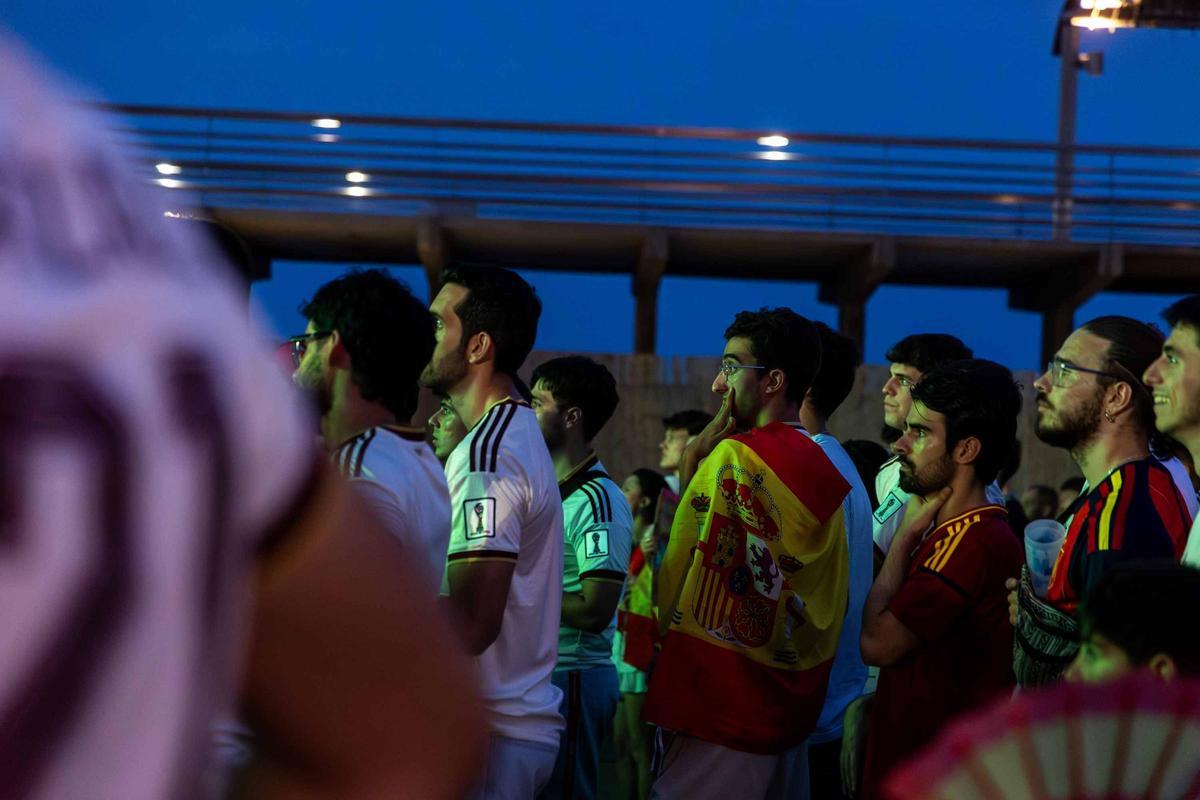 La alegría española y la tristeza francesa: así vivieron sus aficiones el partido decisivo en el centro de Alicante