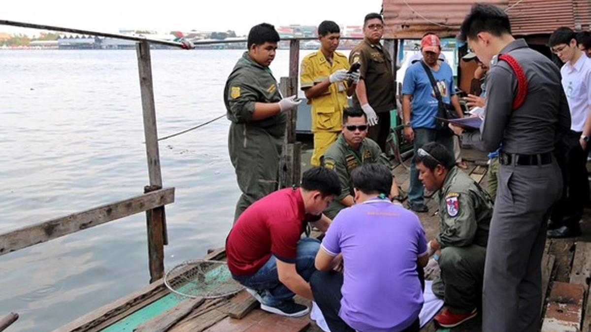 Agentes de policía de Tailandia, junto al lugar del hallazgo del cuerpo del ejecutivo catalán en Bangkok.