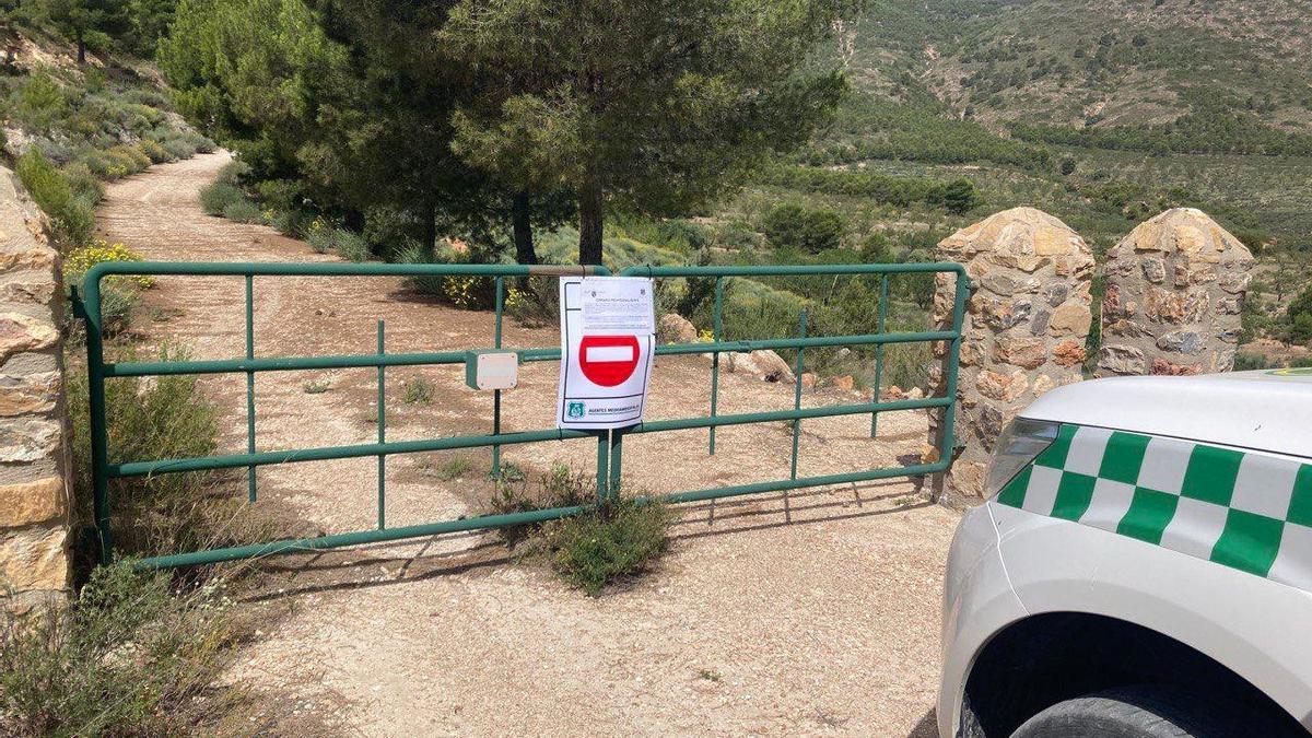 Barrera para cerrar una zona antes de una batida (archivo).