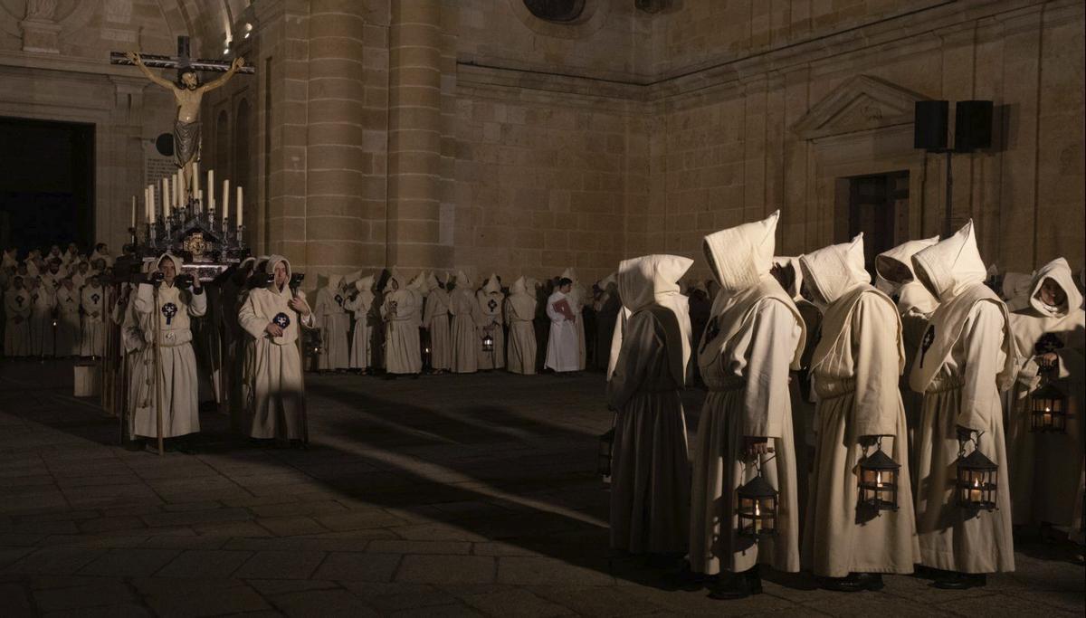 La hermandad del Espíritu Santo en su acto en el atrio. | A. B. (ARCHIVO)