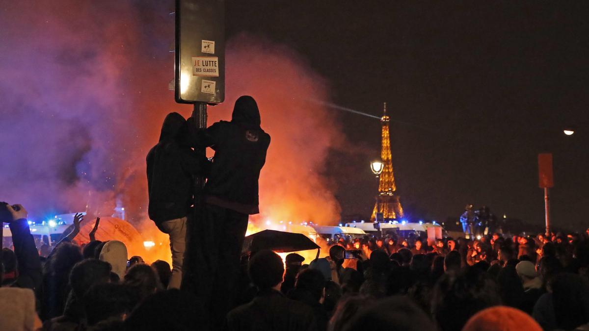 Francia afronta más huelgas parciales después de otra noche de disturbios