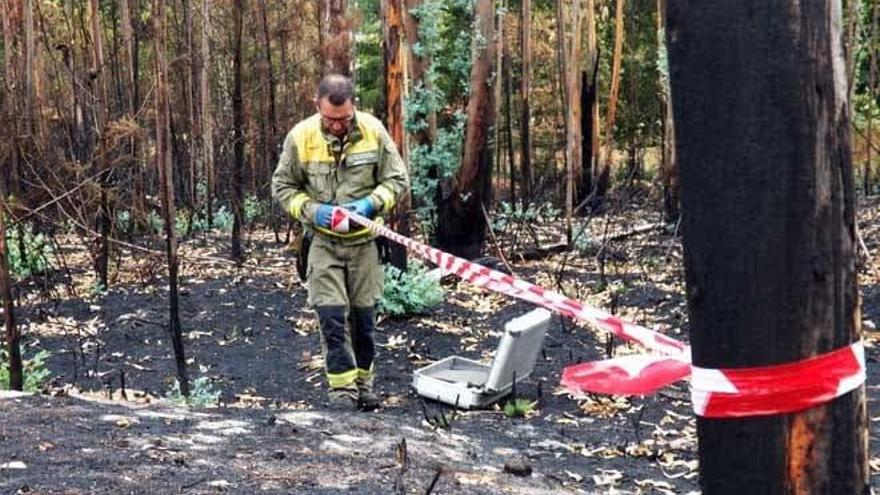 Un investigador perimetra una zona afectada por un incendio