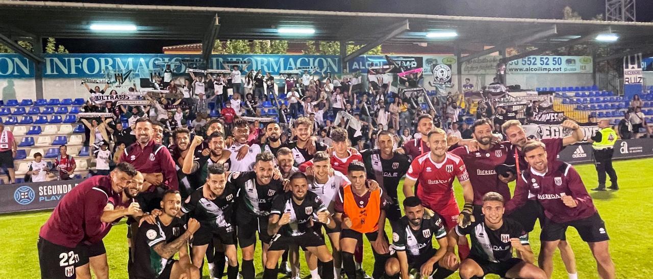 Los jugadores del Mérida festejan frente a su afición, en el estado El Collao de Alcoy, el pase a la final.