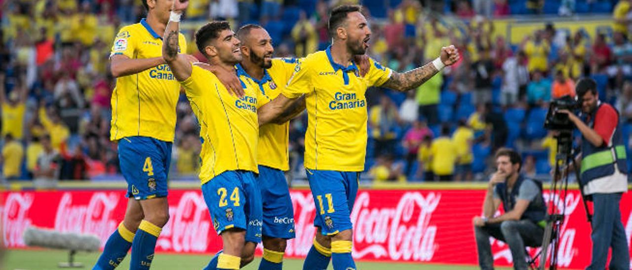 Momo, El Zhar, Tana y Vicente celebran el gol ante el Málaga.