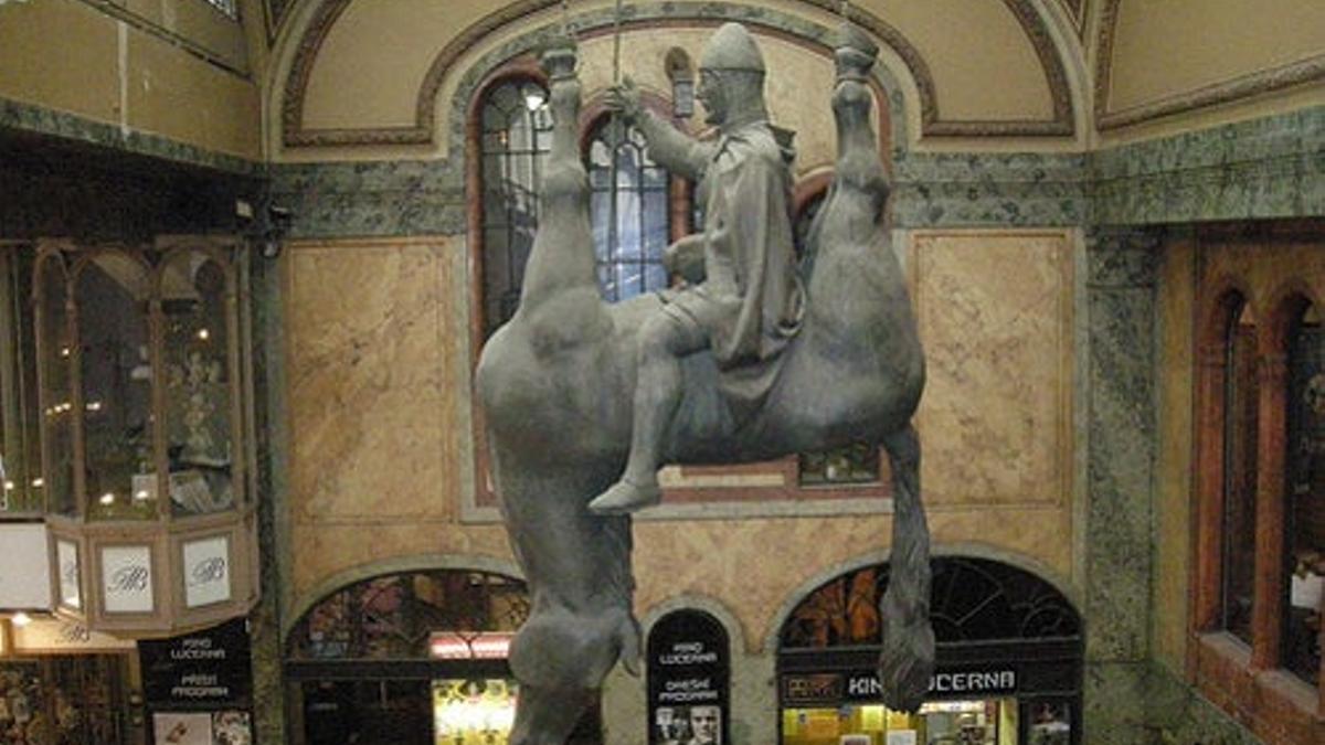 Estatua de San Wenceslao montando un caballo muerto en Praga