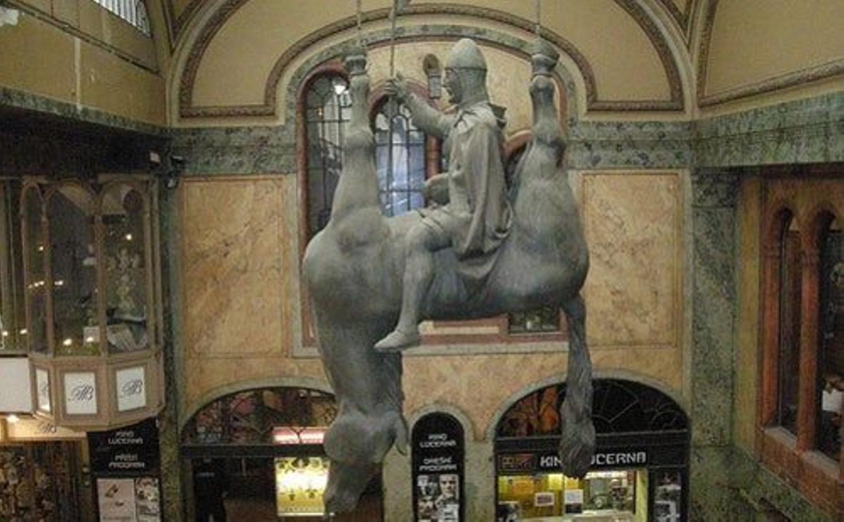 Estatua de San Wenceslao montando un caballo muerto en Praga