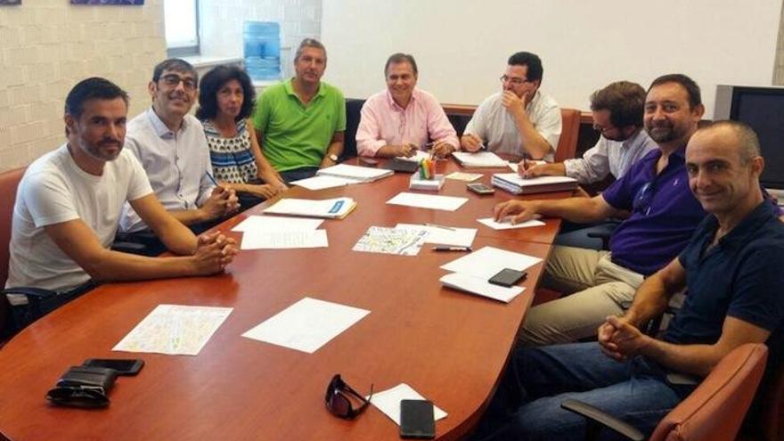 Reunión entre responsables de la Junta y los vecinos.