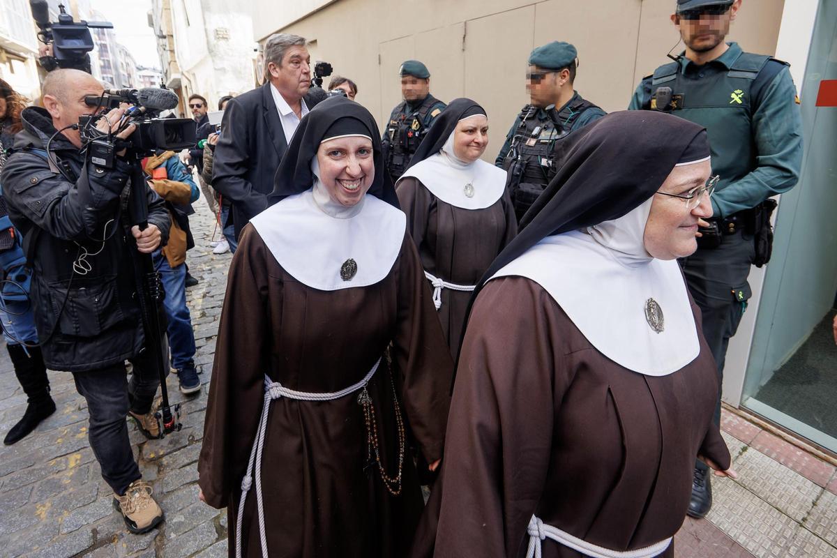 La exabadesa del convento de Belorado, Laura García de Viedma, junto a varias de las religiosas cismáticas, a su llegada este miércoles al juzgado de Briviesca.
