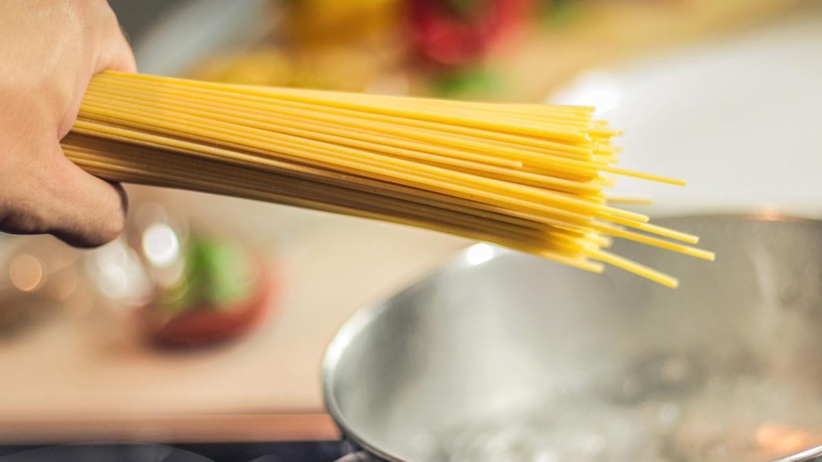 ¿Echabas aceite a los spaghetti mientras los cocinabas? Quizás tengas que empezar a hacerlo.