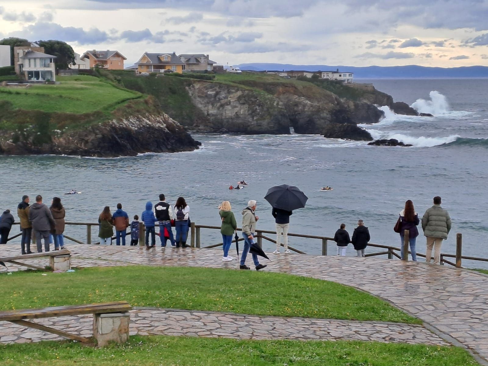 En imágenes: El ambiente surfista toma la playa de Tapia este puente