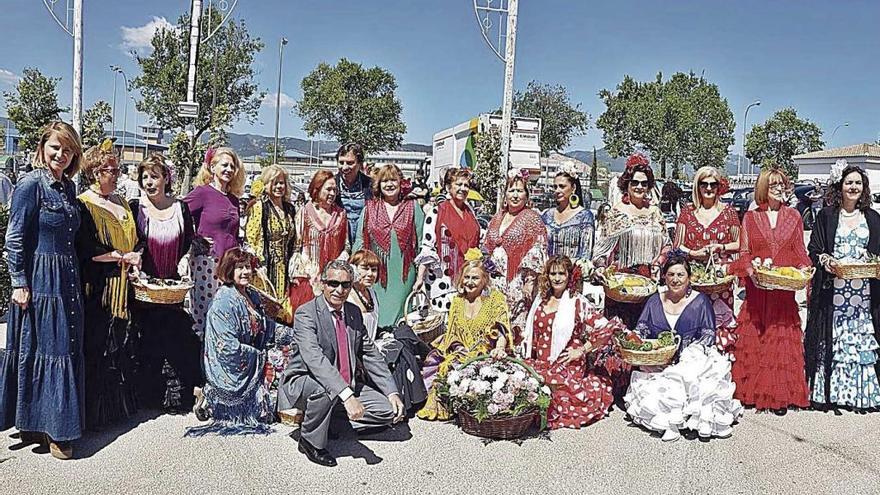 La eurodiputada Rosa Estaràs, acompañada de Mateu Isern y Catalina Cirer, ayer en la Feria de Abril.