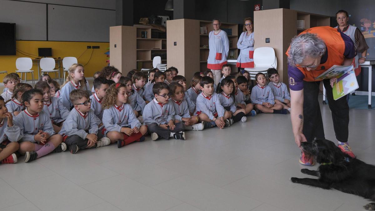 Una clase en Ourense para enseñar a los más pequeños cómo tratar a un perro