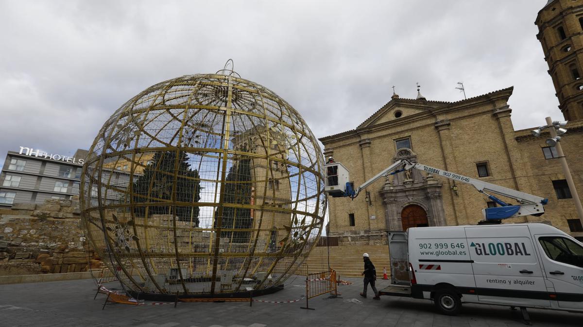 EN IMÁGENES | La bola gigante de Navidad aterriza de nuevo en Zaragoza