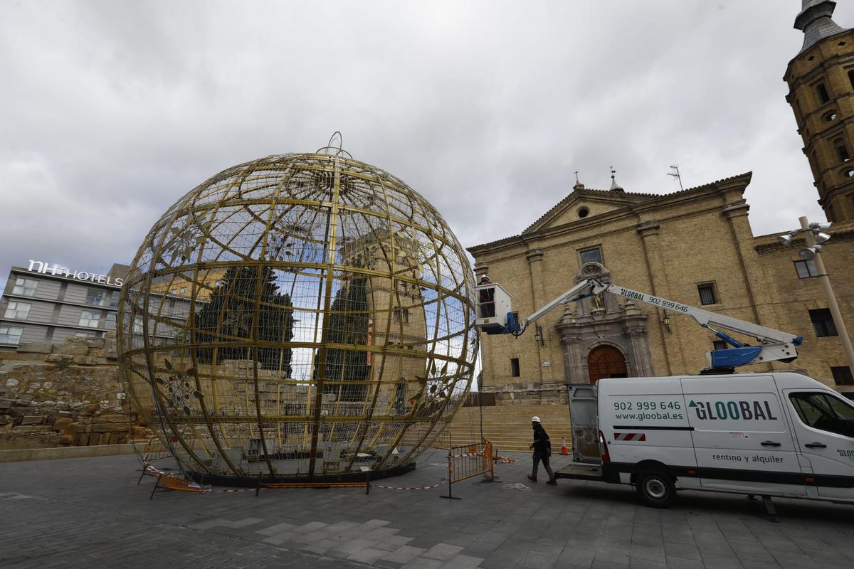 EN IMÁGENES | La bola gigante de Navidad aterriza de nuevo en Zaragoza