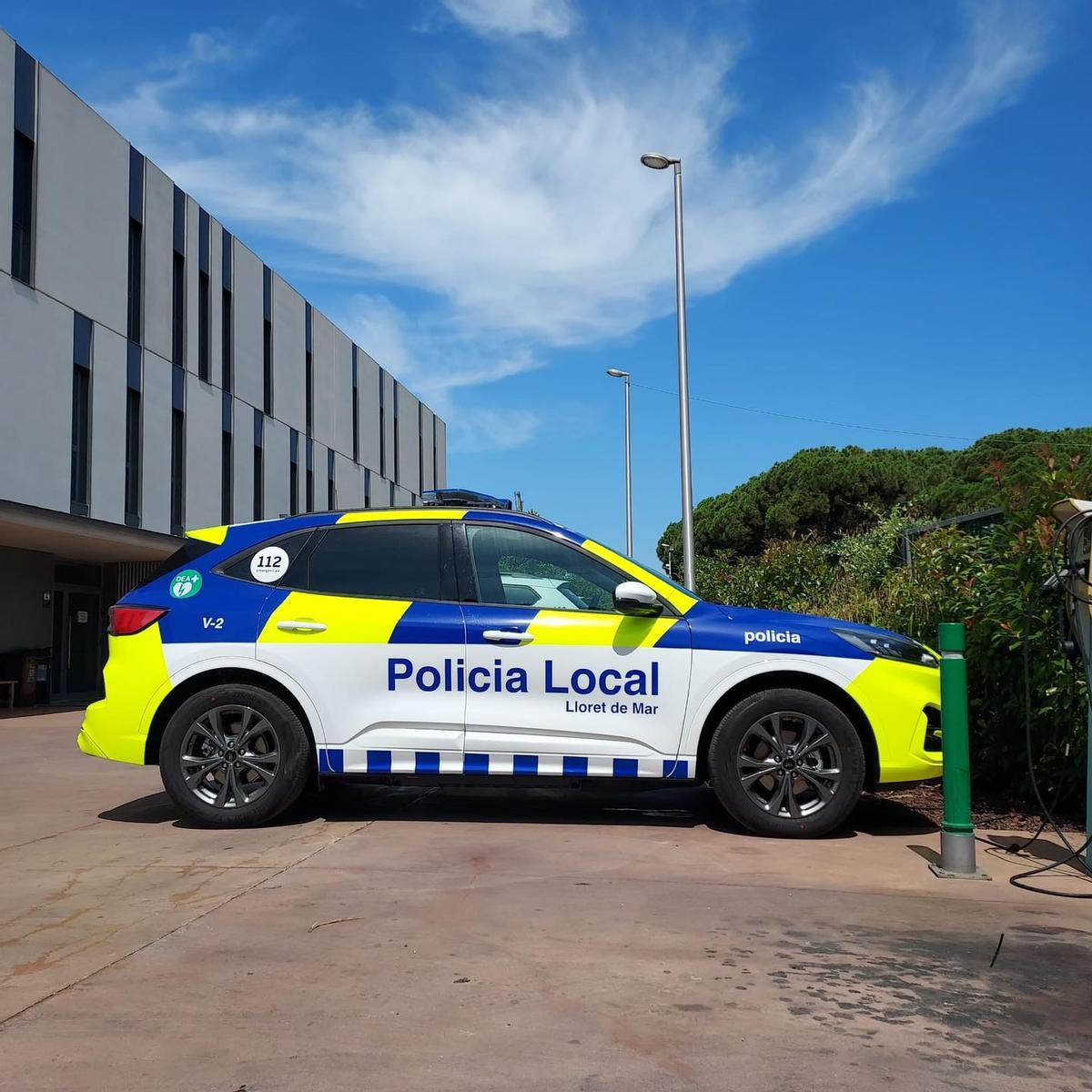 Un vehicle de la Policia Local de Lloret de Mar aparcat davant la comissaria