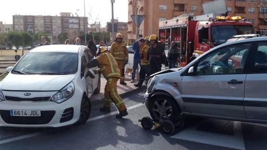 Aparatoso accidente entre dos coches en San Vicente