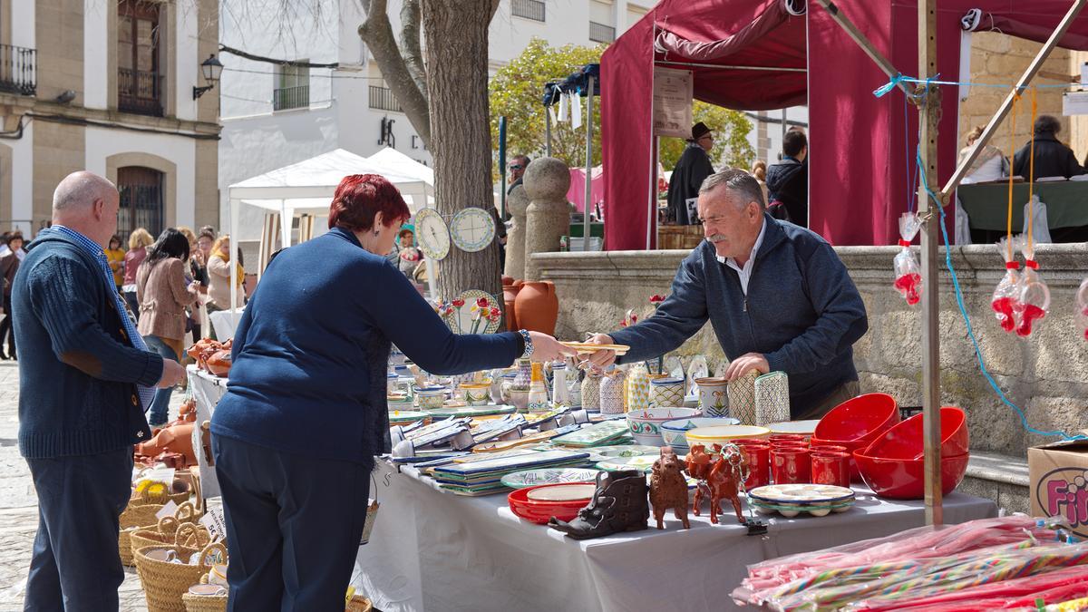 Mercado artesanal. Una de las propuestas de estos días de fiesta en Arroyo de la Luz.