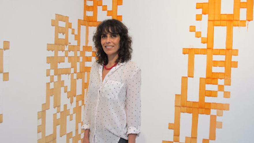 La artista Laura González, ante una de las piezas de la exposición &#039;Fuga&#039;.