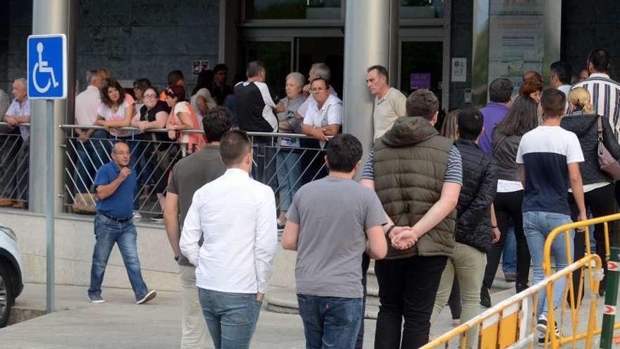 Cientos de personas acudieron ayer a la capilla ardiente. // Noé Parga