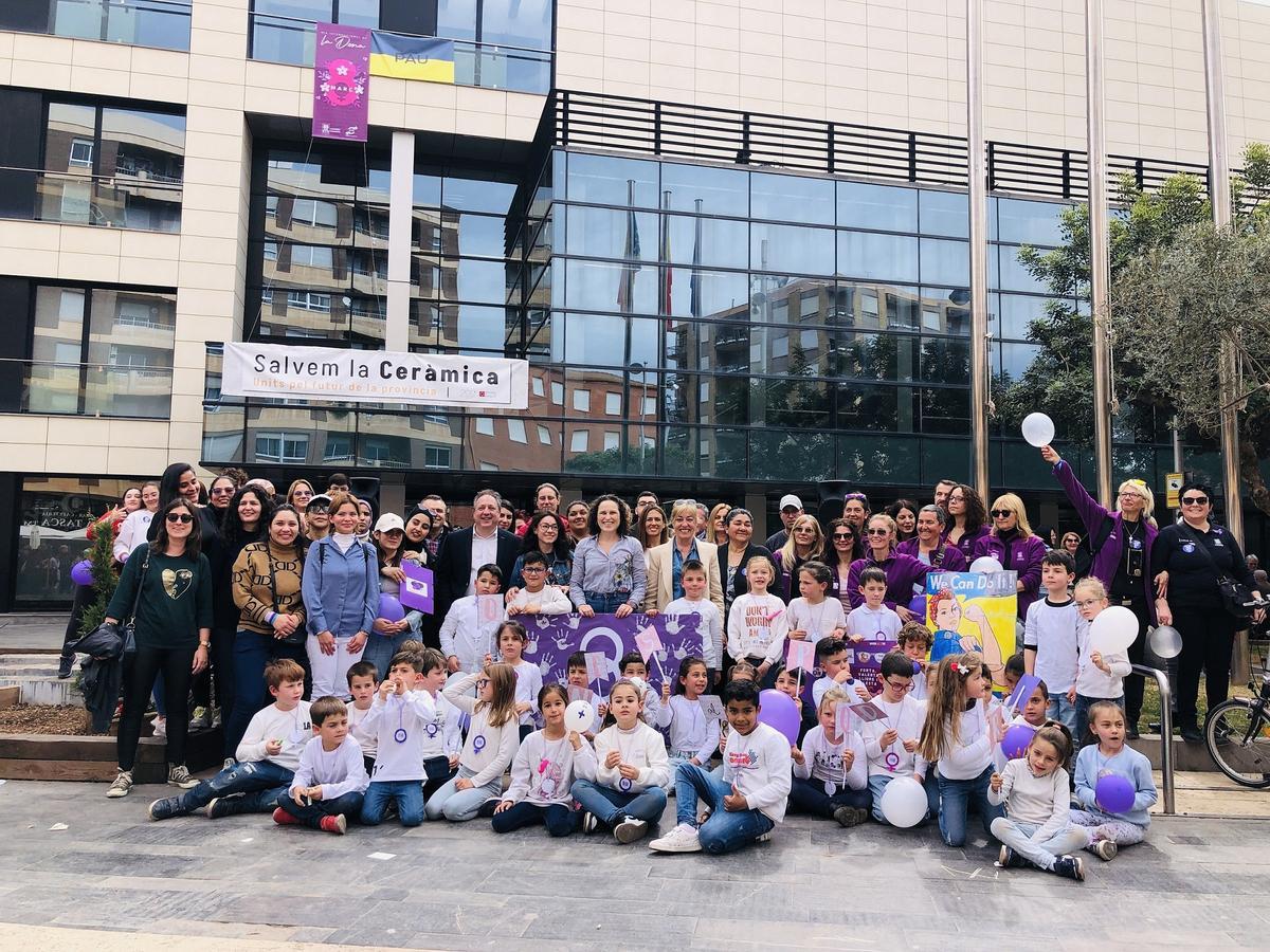 Foto de familia del acto que ha tenido lugar por la mañana en Almassora por el 8-M.