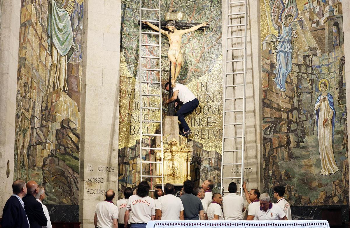 Los vigueses reciben al Cristo de la Victoria