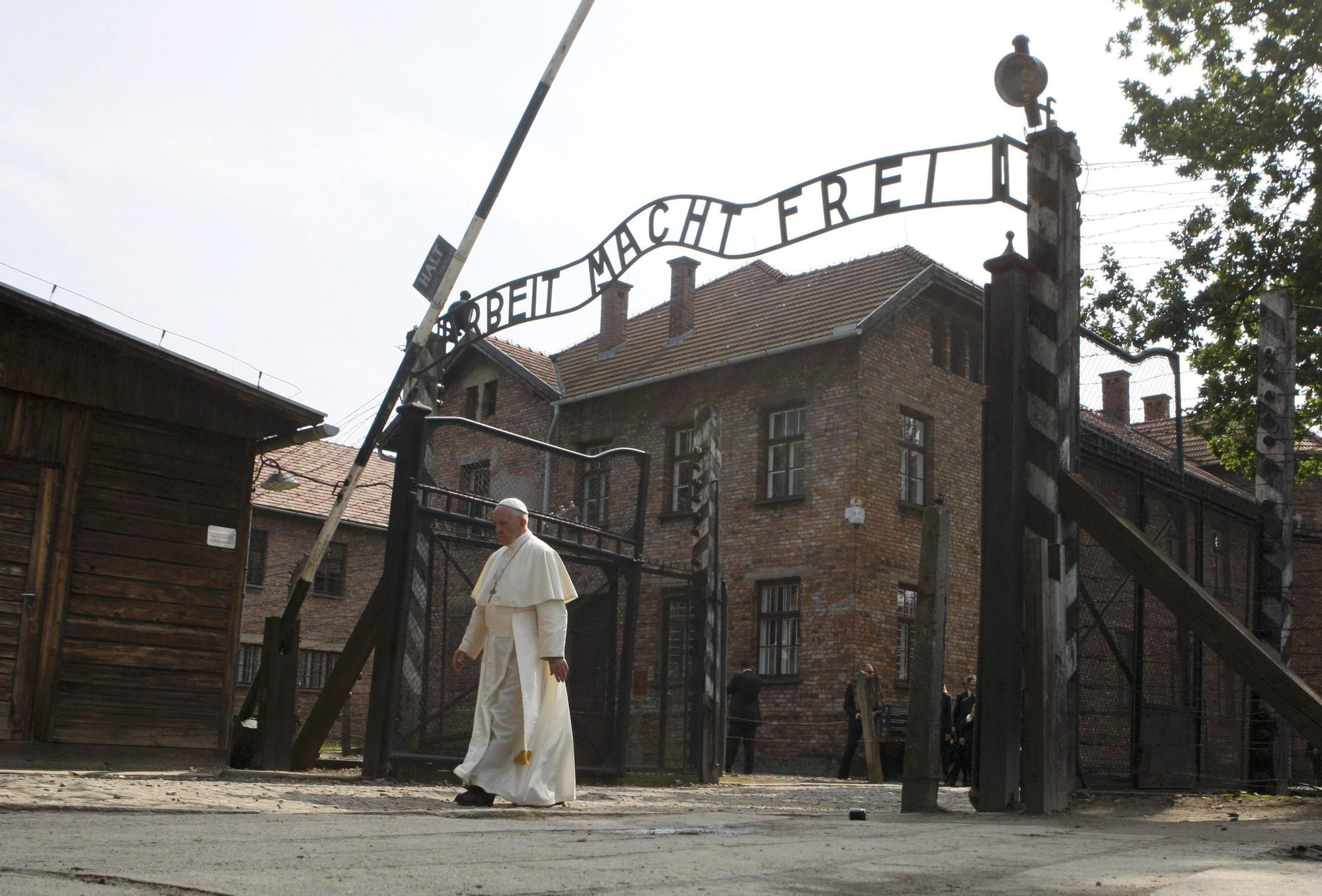 papa-visita-auschwitz.jpg