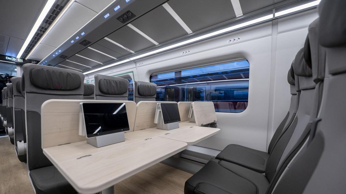 Archivo - Interior del tren de alta velocidad de la serie 106 durante su primer viaje a A Coruña