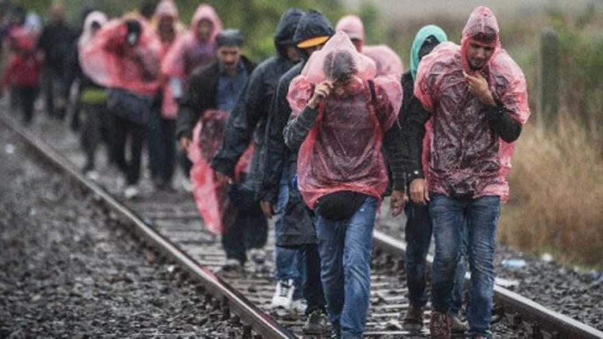 La lluvia y el barro dificultan el largo éxodo de los refugiados sirios