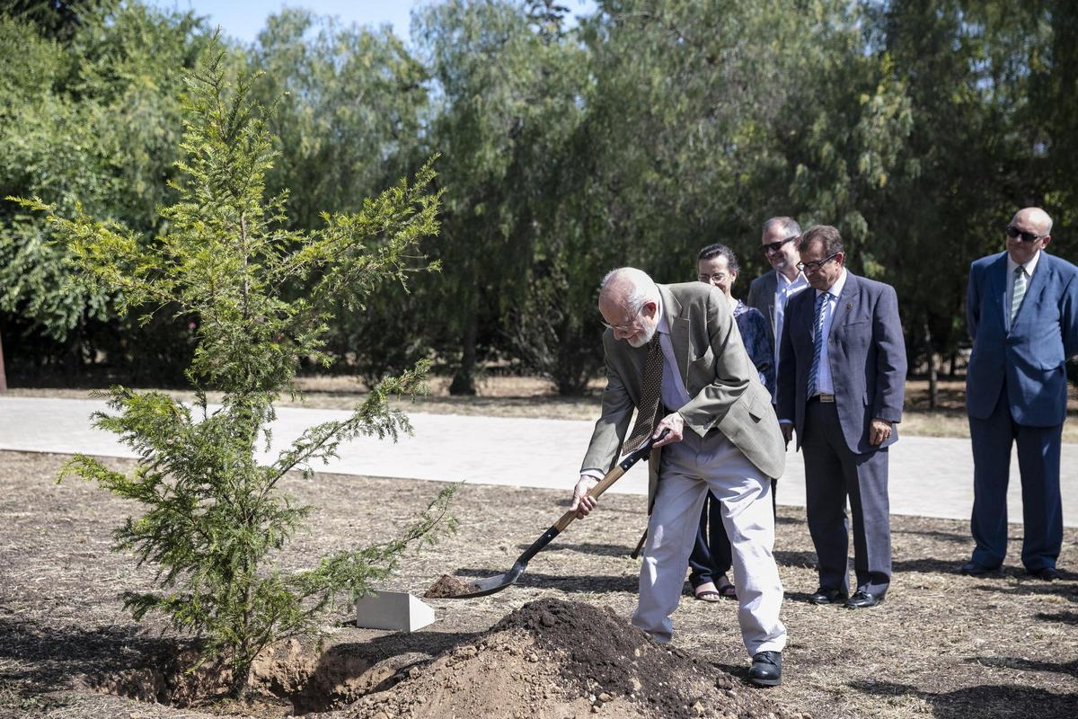 Plantando un tejo antes de ser investido doctor 'honoris causa' por la UIB en 2016