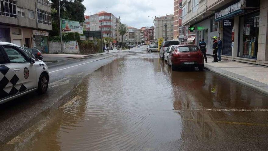 La rotura de una tubería del agua provocó un anegamiento en Doctor Tourón. // Noé Parga