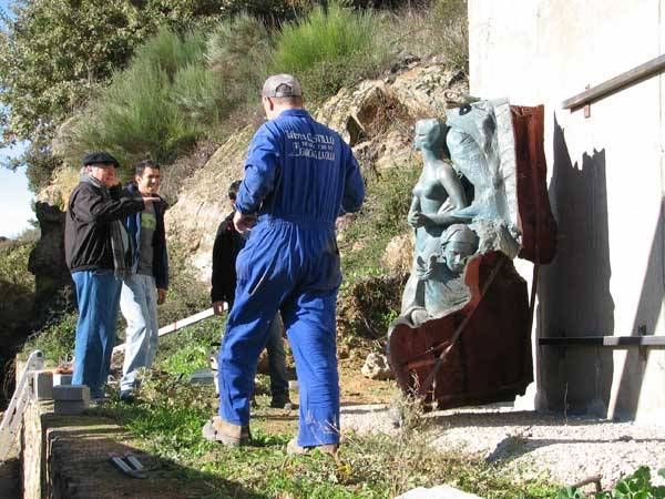 Los momentos del montaje del monumento a Carlos V en Yuste