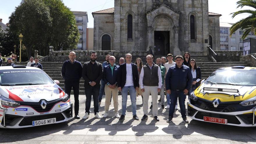 Autoridades, promotores y directivos de la Escudería Lalín-Deza, ayer, en la presentación de la Clio Trophy Galicia. |  // BERNABÉ/JAVIER LALÍN