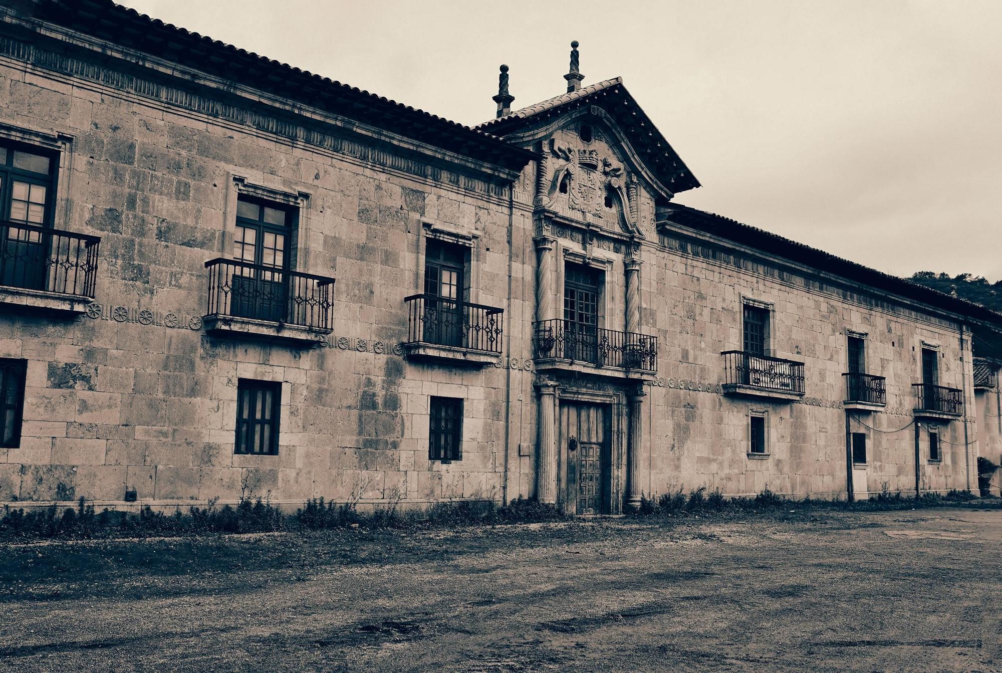 La fachada del milenario monasterio del concello de Salas