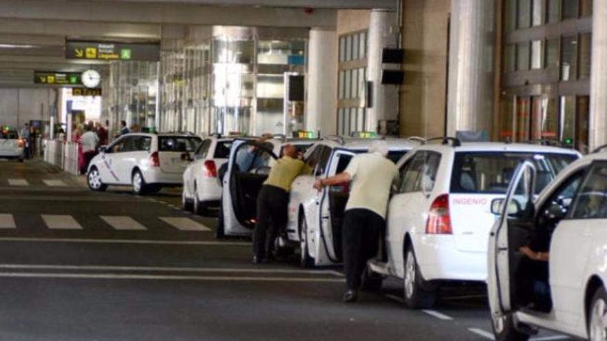 La policía de Telde detiene a un taxista que hirió a un agente en el aeropuerto