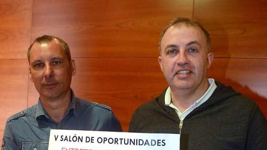 Julio Presas y Roberto Agís muestran el cartel de la feria. // R. Vázquez