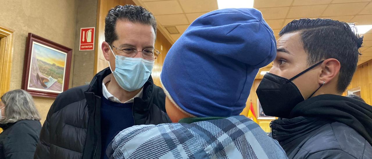 El alcalde Rubén Alfaro con un bebé ucraniano llegado a Elda con su familia.