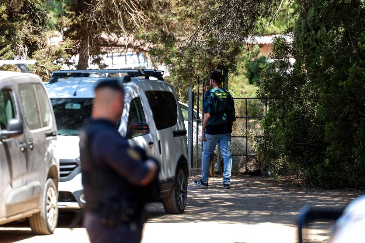 Las imágenes del despliegue policial por los okupas de Punta Arabí. Las imágenes del despliegue policial por los okupas de Punta Arabí.