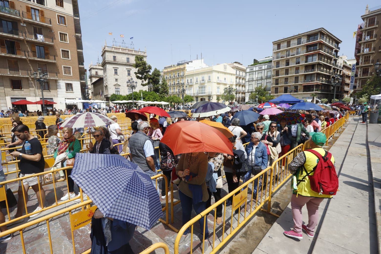 Comienza el Besamanos a la virgen pese al mal tiempo