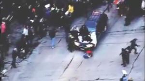 Un conductor atropella Minneapolis (Minnesota) una multitud que protestava per l’exoneració del policia blanc que va matar un adolescent negre desarmat a Ferguson (Missouri)