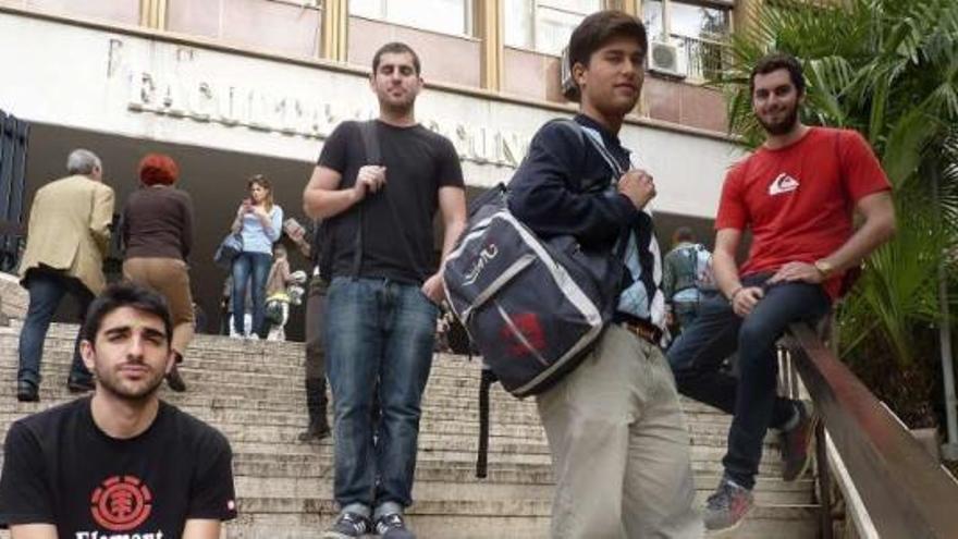 Estudiantes erasmus ante una facultad de Roma, tras conocerse la medida impuesta por Wert.  // Efe