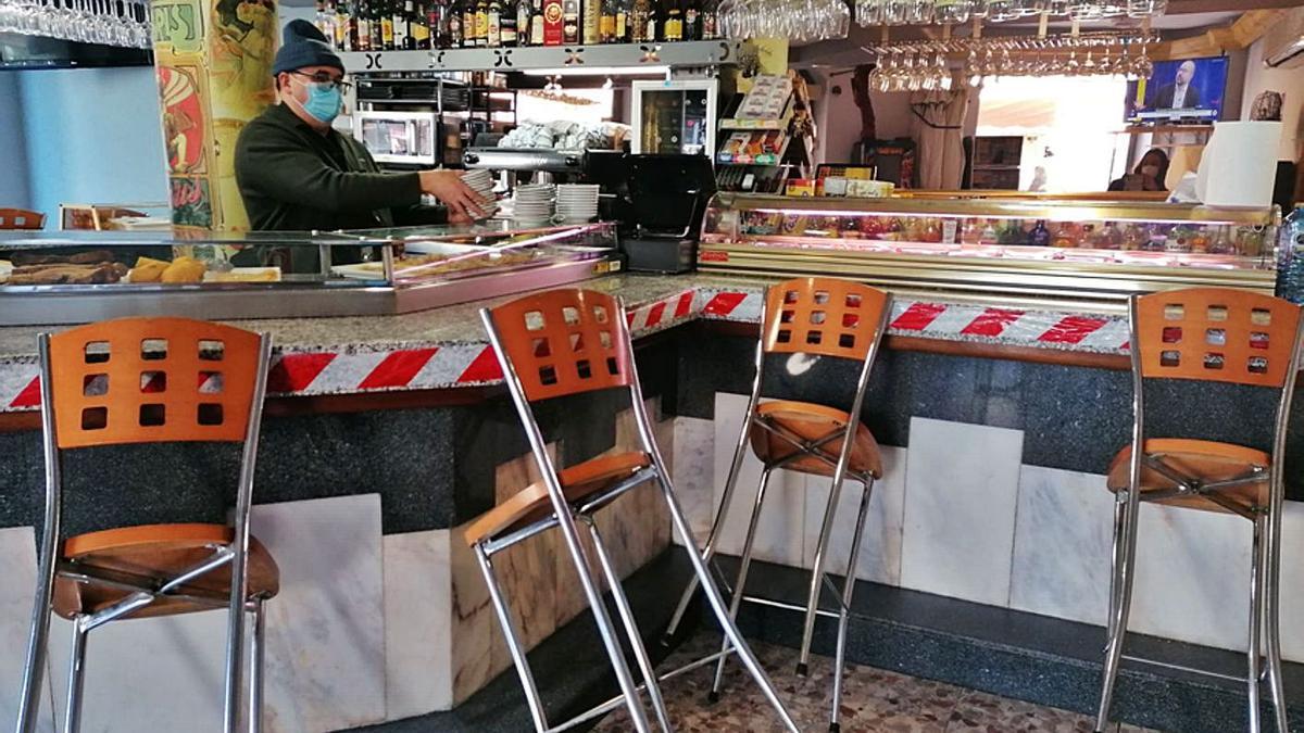 Duarte Ramos recoge la vajilla acumulada en la barra interior de su negocio hostelero en Toro. | M. J. C.